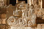 Escultura delante de la puerta de la izquierda, la Acrópolis, Ek Balam, Mexico.