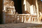 Decoración tallada en la parte inferior de la puerta de la izquierda, la entrada a la Acrópolis, Ek Balam, Mexico.
