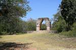 Arco maya a principios de Sacbé, Kabah, Mexico.