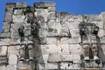 Estatuas en las esculturas de pared Jaguar, Kabah, Mexico.