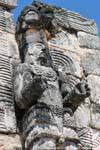 Codz Poop, una estatua en el lado este de la escultura Jaguar, Kabah, Mexico.