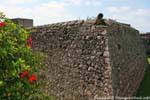 El ángulo de la pared de la fortaleza de San Felipe, la Laguna de Bacalar, Mexico.
