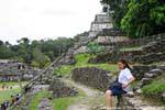 En la escalinata del templo de la calavera, Palenque, Mexico.