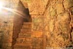 Rai sol en las entrañas del Templo de la Calavera, Palenque, Mexico.