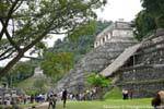 al pie de las escaleras, el Templo de las Inscripciones, Palenque, Mexico.