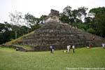 A los pies del templo de la pirámide de la Cruz, Palenque, Mexico.