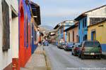 Una típica calle de San Cristóbal de Las Casas, Mexico.
