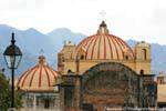 Las cúpulas de la Iglesia de La Caridad, San Cristóbal de Las Casas, Mexico.