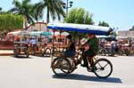 Los taxis locales son scooters, Ticul, Mexico.