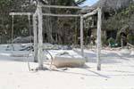Cama suspendida en una playa de Tulum, Mexico.
