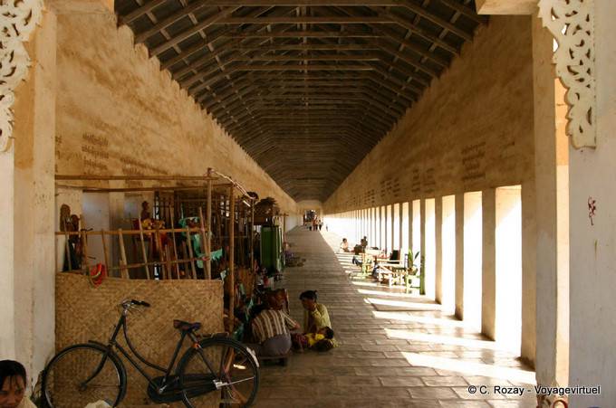 Pagoda Swezigon entrada, Bagan - Myanmar (Birmania)
