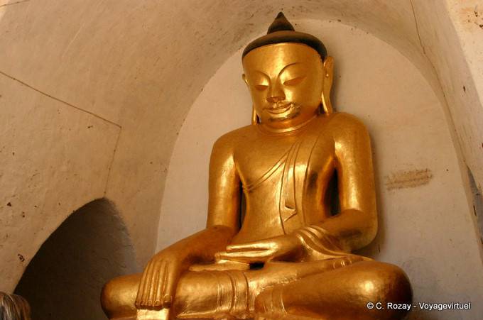 Los ojos rasgados de Buda sentado, Bagan - Myanmar (Birmania)