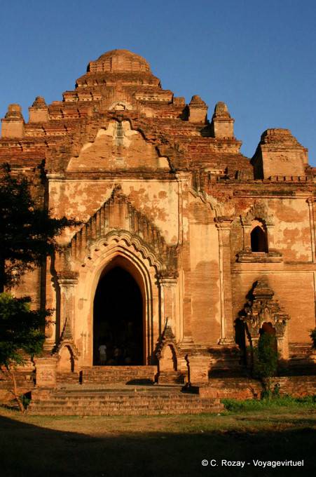 Entrada de la pagoda Dhammayangyi, siglo 12, Bagan - Myanmar (Birmania)