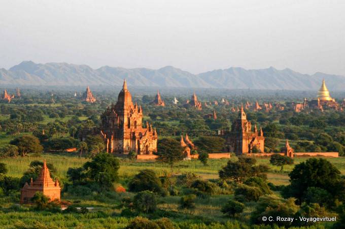 Por montes y valles, vistas al valle de la antigua Bagan al atardecer - Myanmar (Birmania)