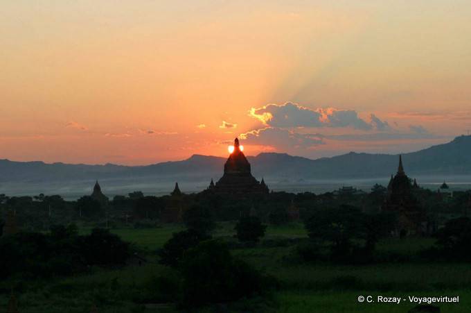 Una puesta de sol detrás de una estupa, Bagan - Myanmar (Birmania)