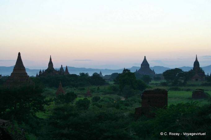 Colores crepusculares en stupas antigua Bagan, Bagan - Myanmar (Birmania)
