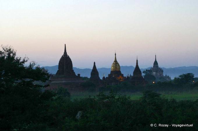 Niebla por la noche en Bagan - Myanmar (Birmania)