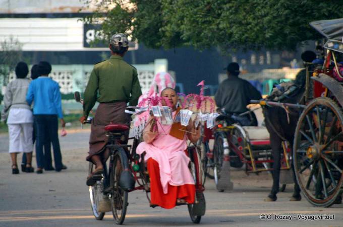 Transporte de una oferta de monja, Nyaung-U, Bagan - Myanmar (Birmania)