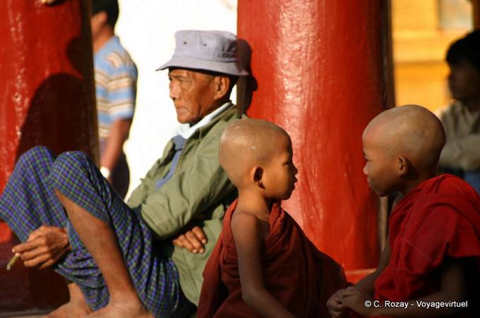 Cara a cara novicios, Shwezigon Templo Bagan - Myanmar (Birmania)