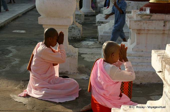 Monjas Praying Shwezigon Pagoda, Bagan - Myanmar (Birmania)