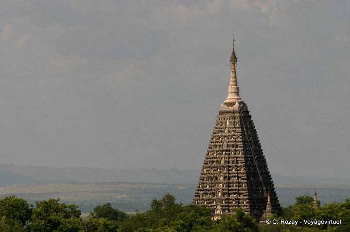 La parte superior de la copia pagoda estupa Mahabodhi del Maha Bodhi en Bodhgaya, Bagan - Myanmar (Birmania)