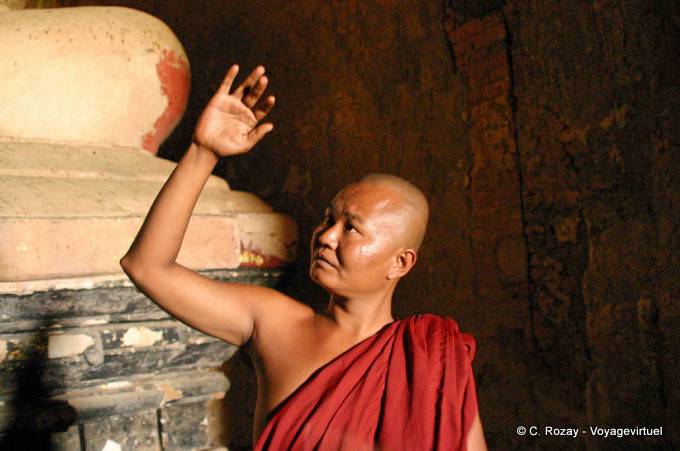 Actitud de monje budista de Bagan - Myanmar (Birmania)