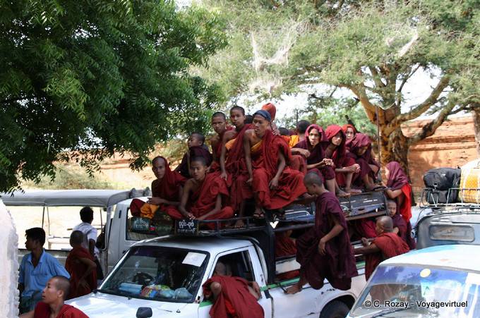 Taxi lleno de monjes Bagan - Myanmar (Birmania)