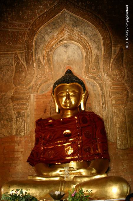 Una estatua de Buda en la pagoda Dhammayazika, Bagan - Myanmar (Birmania)