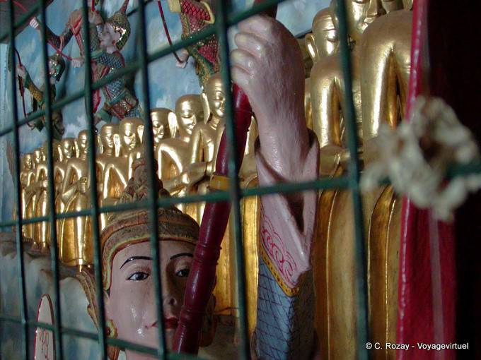 Nats mantener una alineación de pie Budas, Bagan - Myanmar (Birmania)