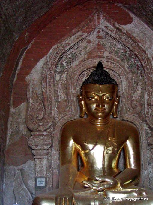 Buda de oro delante de un relieve, Antiguo Bagan - Myanmar (Birmania)