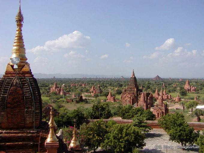 La vista del templo de los bosques del templo Lemyethna, Bagan - Myanmar (Birmania)