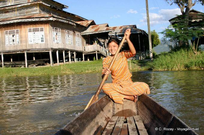 Joven birmano canoa remando tradicional, Lago Inle - Myanmar (Birmania)