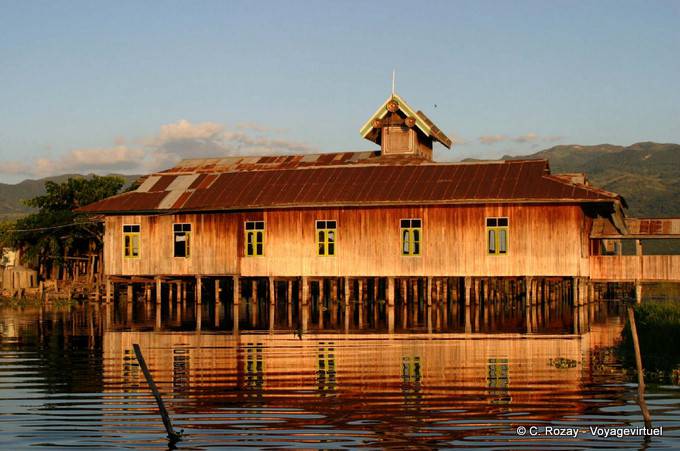 Colores del atardecer en una casa sobre pilotes, Lago Inle - Myanmar (Birmania)