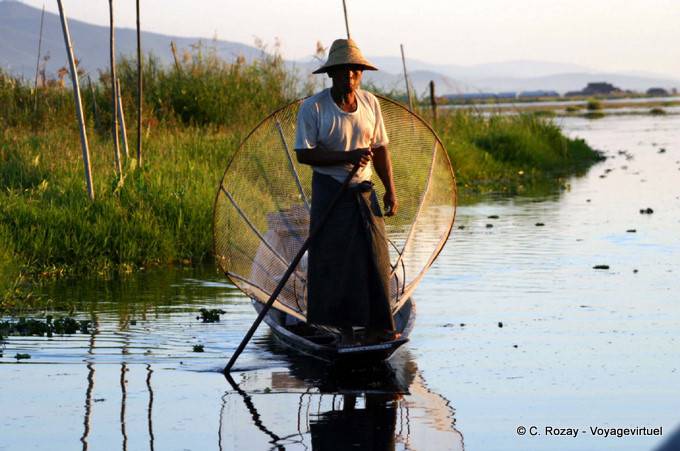 Intha pescador cerca de un jardín flotante, Lago Inle - Myanmar (Birmania)
