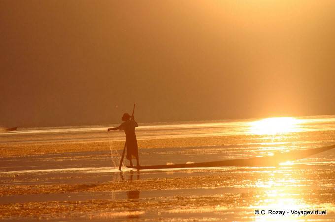 Intha a la luz de la puesta del sol, lago Inle - Myanmar (Birmania)
