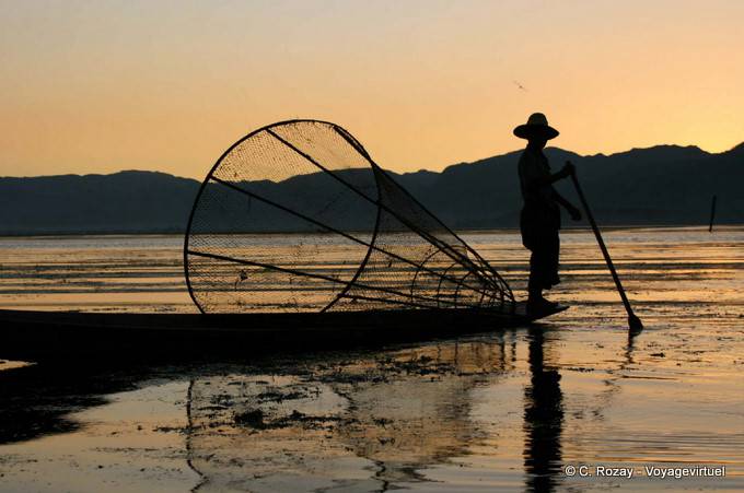 Lago Inle, la trampa cónica en el barco Pescador Intha - Myanmar (Birmania)