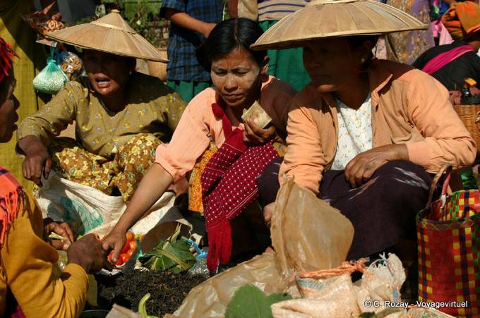 Discusión en el mercado Yaeo Ma, Lago Inle - Myanmar (Birmania)