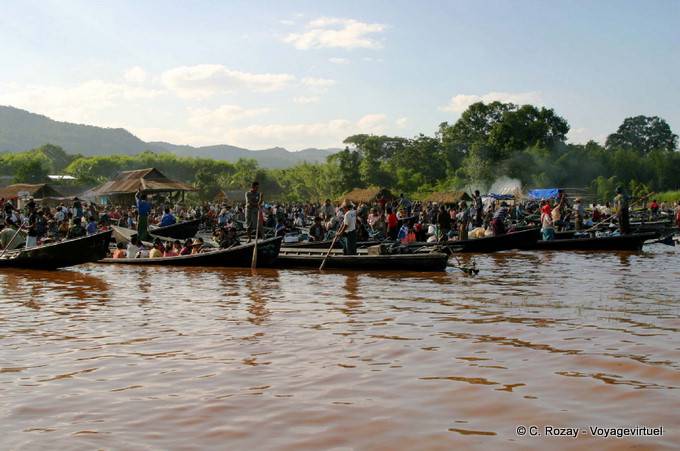 El inicio del mercado, las multitudes en la orilla del lago Inle - Myanmar (Birmania)