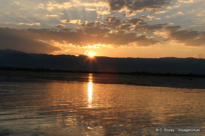 Puesta de sol hacia Heho, Lago Inle - Myanmar (Birmania)