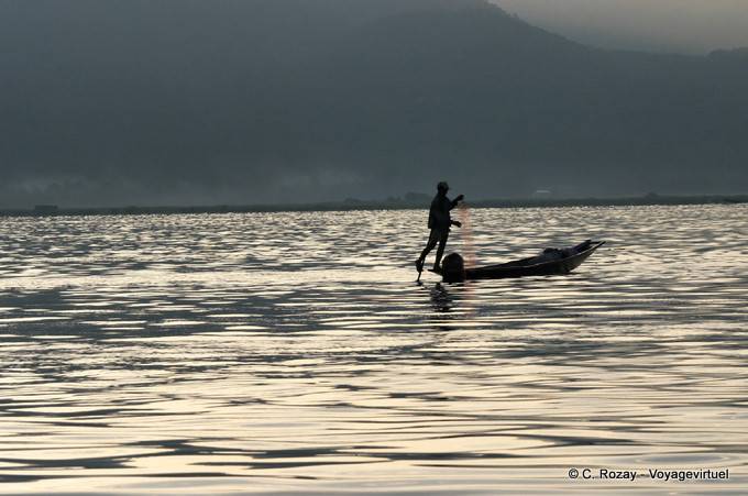 En el gris de la tarde cae, Lago Inle - Myanmar (Birmania)