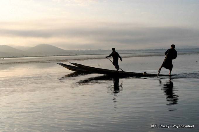 La carrera del lago Inthas en la madrugada, el Lago Inle - Myanmar (Birmania)