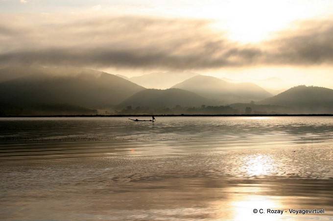 Belleza en la salida del sol con un poco de niebla de la mañana, Lago Inle - Myanmar (Birmania)