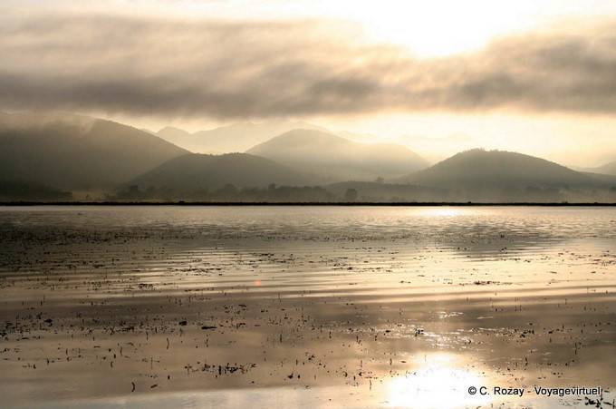 El pintoresco lago Inle en la primera luz del alba - Myanmar (Birmania)