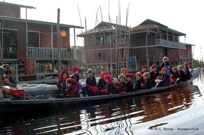 Niñas Transporte Pao en el vestido tradicional, Lago Inle - Myanmar (Birmania)