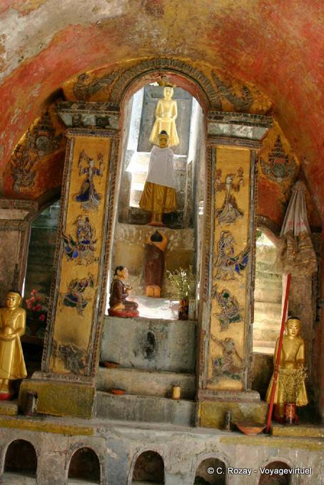 Nats y Budas en una escalera, el monasterio de Shwe Yan Pyay, Lago Inle - Myanmar (Birmania)