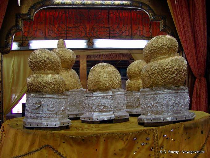 Cinco pequeñas estatuas de Buda, Daw U Pagoda Phaung Kyaung, Lago Inle - Myanmar (Birmania)
