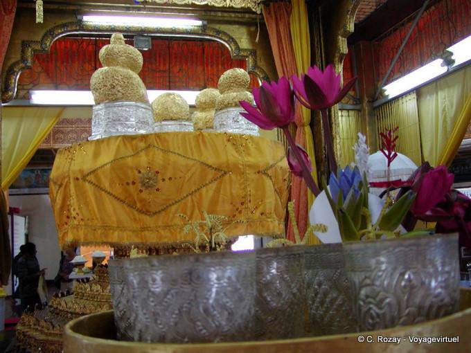Sin forma de Buda, cubierto de pan de oro por los fieles, Phaung Daw Oo pagoda, lago Inle - Myanmar (Birmania)