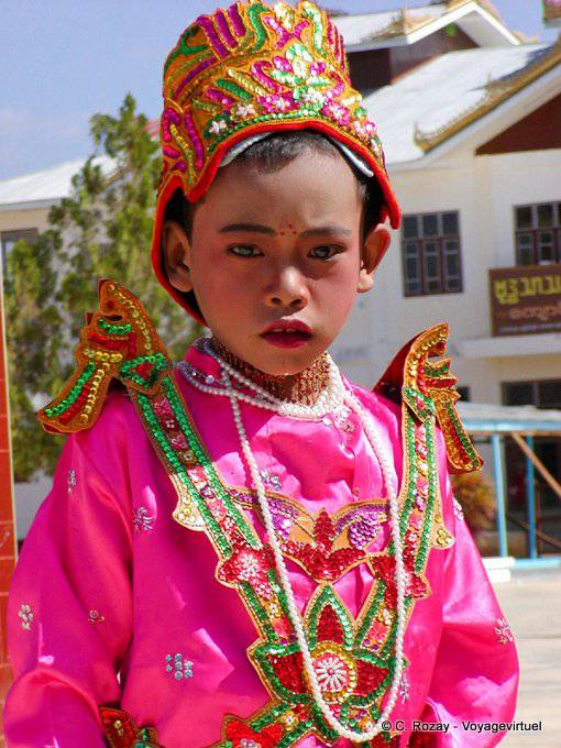 El muchacho en traje de fiesta, el día en que se convertirá en un monje, Daw U Pagoda Phaung Kyaung, Lago Inle - Myanmar (Birmania)