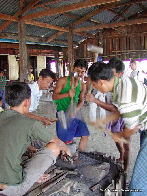 Los herreros golpeando el corazón, Lago Inle - Myanmar (Birmania)