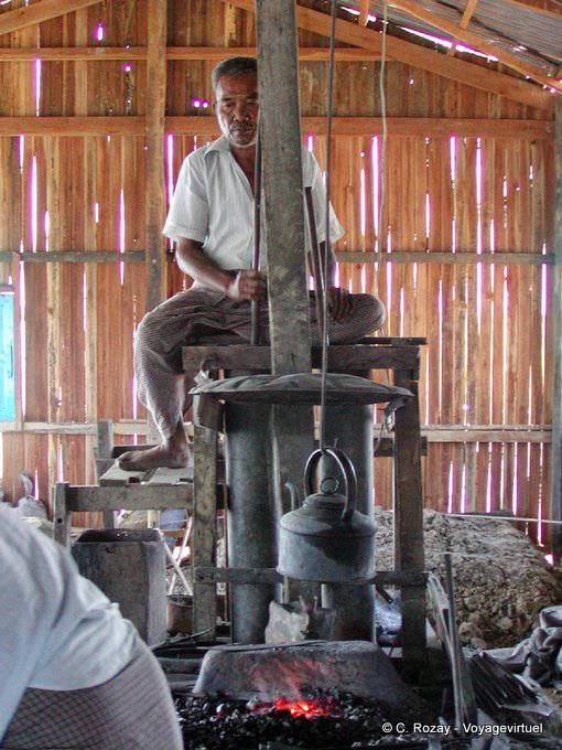 El maestro herrero, Lago Inle - Myanmar (Birmania)